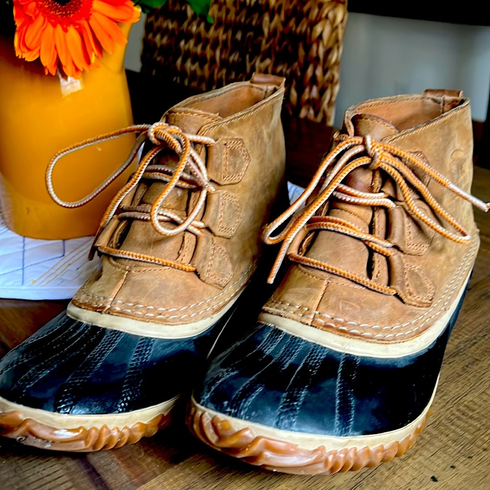 GUC Sorel Out and About Waterproof Winter Ankle Boots size 8